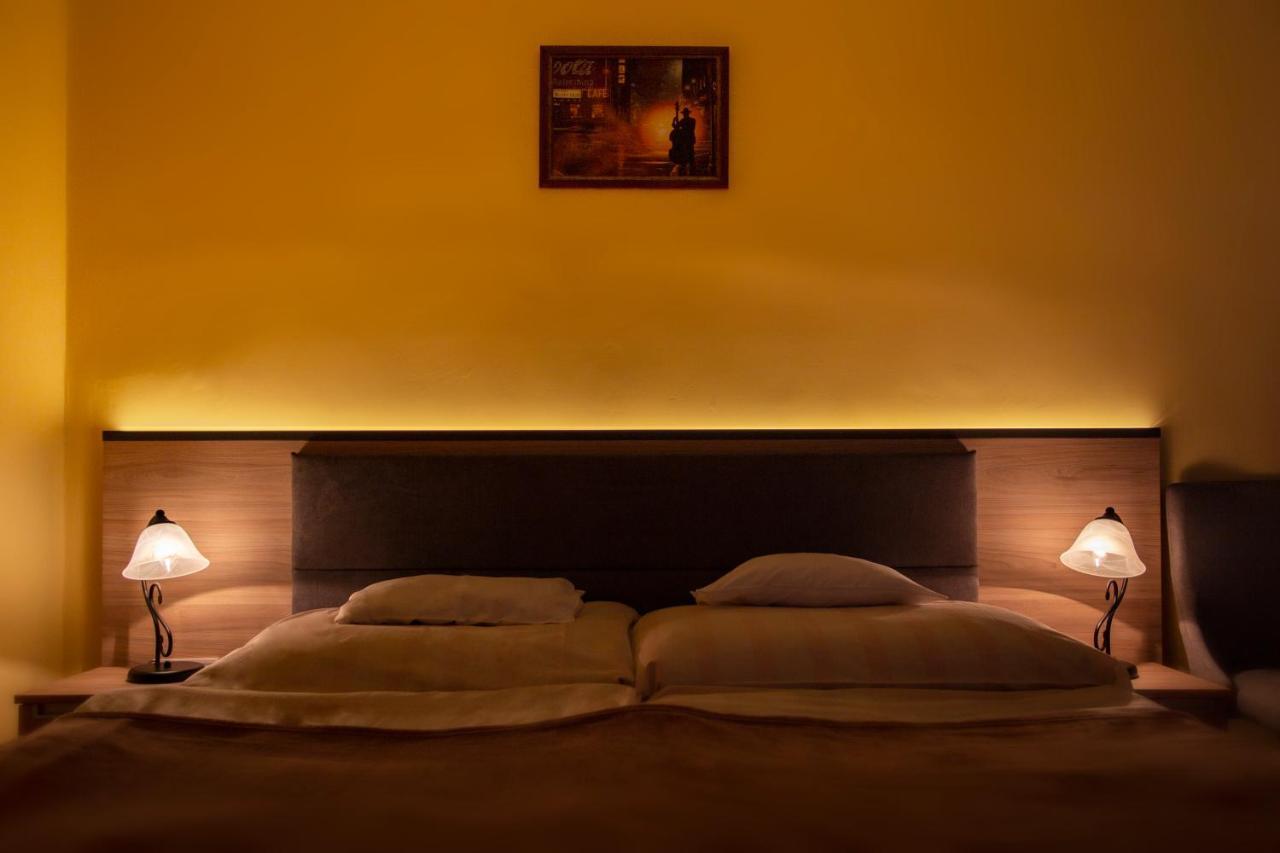 Alabastrom Panzio Es Etterem Bed and Breakfast Bogács Buitenkant foto