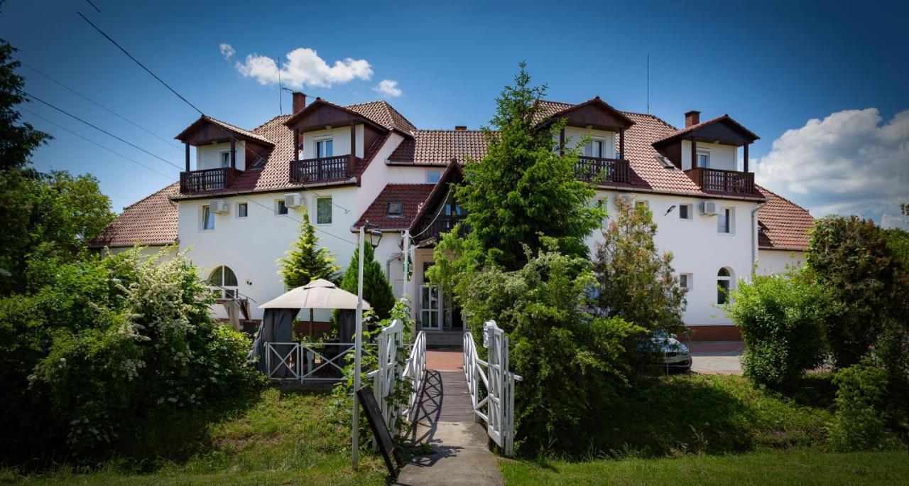 Alabastrom Panzio Es Etterem Bed and Breakfast Bogács Buitenkant foto