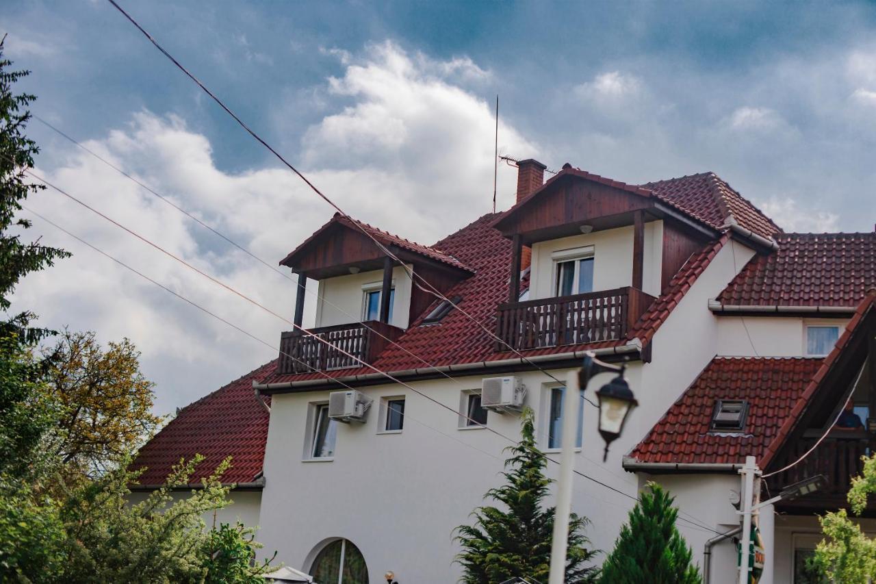 Alabastrom Panzio Es Etterem Bed and Breakfast Bogács Buitenkant foto